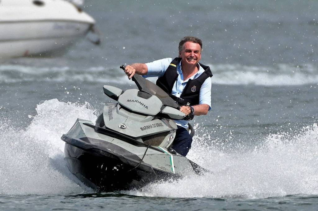 Bolsonaro gastou no cartão o equivalente a 25 mil aposentadorias do INSS